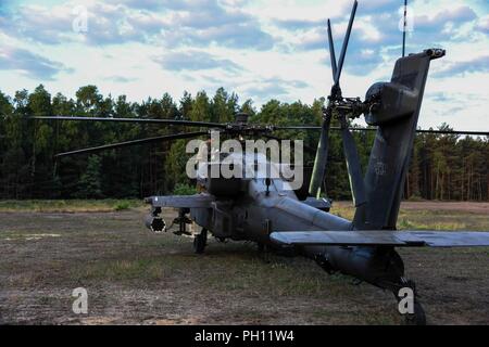 Us-Soldaten mit dem 12 Combat Aviation Brigade (12 CAB) Die AH-64 Apache und CH-47 Chinook Hubschrauber Vorbereitung für den take-off von Zagan, Zagan, Polen, 21. Juni 2018. Die 12 CAB abgeschlossen Der Sabre Streik 2018 Übungen und ist auf dem Weg zurück zur U.S. Army Garrison Ansbach, wo die Brigade stationiert ist. Stockfoto