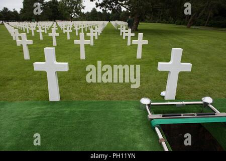 Normandie, Frankreich (19. Juni 2018) der Grabstätte von Radioman 2. Klasse Ludwig "Louie" Pieper, Links, und Radioman 2. Klasse Julius "Henry" Pieper rest Seite an Seite vor der Trauerfeier für Henry Pieper Normandie an der Amerikanischen Friedhof. Henry und Louie Pieper waren beide getötet, als ihr Schiff, Landing Ship Tank (LST) 523, schlug eine vor der Küste von Frankreich am 19. Juni 1944. Louie's Überreste wurden sofort gefunden, aber Henry's Überreste wurden nicht bis Dezember 2017 identifiziert. Die Familie beantragt, dass Henry in der Normandie begraben neben seinem Bruder. Stockfoto
