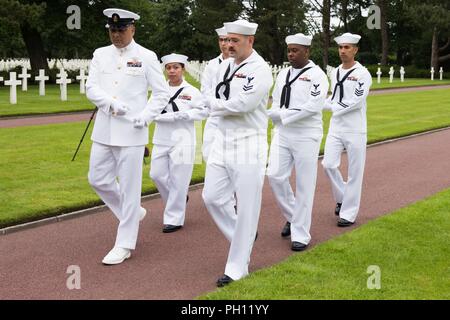 Normandie, Frankreich (19. Juni 2018) Die U.S. Naval Hospital Neapel Ehrengarde probt vor der Trauerfeier für Radioman 2. Klasse Julius "Henry" Pieper Normandie an der Amerikanischen Friedhof. Henry Pieper und seinem Zwillingsbruder, Radioman 2. Klasse Ludwig "Louie" Pieper, waren beide getötet, als ihr Schiff, Landing Ship Tank (LST) 523, schlug eine vor der Küste von Frankreich am 19. Juni 1944. Louie's Überreste wurden sofort gefunden, aber Henry's Überreste wurden nicht bis Dezember 2017 identifiziert. Die Familie beantragt, dass Henry in der Normandie begraben neben seinem Bruder. Stockfoto
