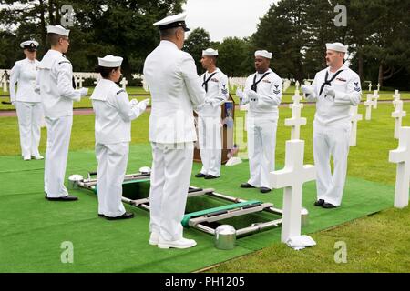 Normandie, Frankreich (19. Juni 2018) Die U.S. Naval Hospital Neapel Ehrengarde probt vor der Trauerfeier für Radioman 2. Klasse Julius "Henry" Pieper Normandie an der Amerikanischen Friedhof. Henry Pieper und seinem Zwillingsbruder, Radioman 2. Klasse Ludwig "Louie" Pieper, waren beide getötet, als ihr Schiff, Landing Ship Tank (LST) 523, schlug eine vor der Küste von Frankreich am 19. Juni 1944. Louie's Überreste wurden sofort gefunden, aber Henry's Überreste wurden nicht bis Dezember 2017 identifiziert. Die Familie beantragt, dass Henry in der Normandie begraben neben seinem Bruder. Stockfoto