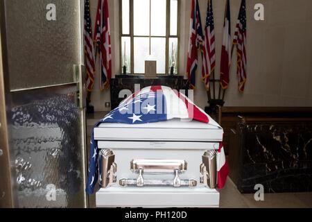 Normandie, Frankreich (19. Juni 2018) Die Überreste von Radioman 2. Klasse Julius "Henry" Pieper Rest in einer Kapelle an der Normandie amerikanische Friedhof vor der Beerdigung Pieper's Service. Henry Pieper und seinem Zwillingsbruder, Radioman 2. Klasse Ludwig "Louie" Pieper, waren beide getötet, als ihr Schiff, Landing Ship Tank (LST) 523, schlug eine vor der Küste von Frankreich am 19. Juni 1944. Louie's Überreste wurden sofort gefunden, aber Henry's Überreste wurden nicht bis Dezember 2017 identifiziert. Die Familie beantragt, dass Henry in der Normandie begraben neben seinem Bruder. Stockfoto