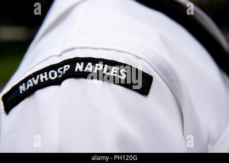 Normandie, Frankreich (19. Juni 2018) Die U.S. Naval Hospital Neapel Ehrengarde steht an Aufmerksamkeit zu Beginn der Trauerfeier für Radioman 2. Klasse Julius "Henry" Pieper Normandie an der Amerikanischen Friedhof. Henry Pieper und seinem Zwillingsbruder, Radioman 2. Klasse Ludwig "Louie" Pieper, waren beide getötet, als ihr Schiff, Landing Ship Tank (LST) 523, schlug eine vor der Küste von Frankreich am 19. Juni 1944. Louie's Überreste wurden sofort gefunden, aber Henry's Überreste wurden nicht bis Dezember 2017 identifiziert. Die Familie beantragt, dass Henry in der Normandie begraben neben seinem Bruder. Stockfoto