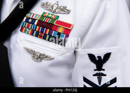 Normandie, Frankreich (19. Juni 2018) Die U.S. Naval Hospital Neapel Ehrengarde steht an Aufmerksamkeit zu Beginn der Trauerfeier für Radioman 2. Klasse Julius "Henry" Pieper Normandie an der Amerikanischen Friedhof. Henry Pieper und seinem Zwillingsbruder, Radioman 2. Klasse Ludwig "Louie" Pieper, waren beide getötet, als ihr Schiff, Landing Ship Tank (LST) 523, schlug eine vor der Küste von Frankreich am 19. Juni 1944. Louie's Überreste wurden sofort gefunden, aber Henry's Überreste wurden nicht bis Dezember 2017 identifiziert. Die Familie beantragt, dass Henry in der Normandie begraben neben seinem Bruder. Stockfoto