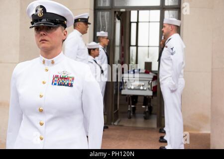 Normandie, Frankreich (19. Juni 2018) Die U.S. Naval Hospital Neapel Ehrengarde steht an Aufmerksamkeit zu Beginn der Trauerfeier für Radioman 2. Klasse Julius "Henry" Pieper Normandie an der Amerikanischen Friedhof. Henry Pieper und seinem Zwillingsbruder, Radioman 2. Klasse Ludwig "Louie" Pieper, waren beide getötet, als ihr Schiff, Landing Ship Tank (LST) 523, schlug eine vor der Küste von Frankreich am 19. Juni 1944. Louie's Überreste wurden sofort gefunden, aber Henry's Überreste wurden nicht bis Dezember 2017 identifiziert. Die Familie beantragt, dass Henry in der Normandie begraben neben seinem Bruder. Stockfoto