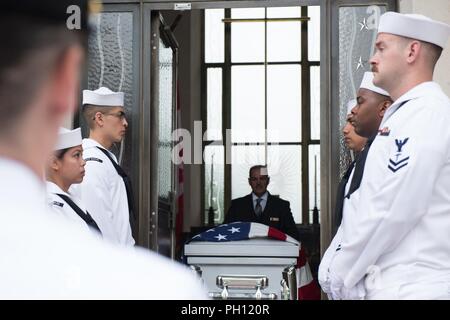 Normandie, Frankreich (19. Juni 2018) Die U.S. Naval Hospital Neapel Ehrengarde steht an Aufmerksamkeit zu Beginn der Trauerfeier für Radioman 2. Klasse Julius "Henry" Pieper Normandie an der Amerikanischen Friedhof. Henry Pieper und seinem Zwillingsbruder, Radioman 2. Klasse Ludwig "Louie" Pieper, waren beide getötet, als ihr Schiff, Landing Ship Tank (LST) 523, schlug eine vor der Küste von Frankreich am 19. Juni 1944. Louie's Überreste wurden sofort gefunden, aber Henry's Überreste wurden nicht bis Dezember 2017 identifiziert. Die Familie beantragt, dass Henry in der Normandie begraben neben seinem Bruder. Stockfoto
