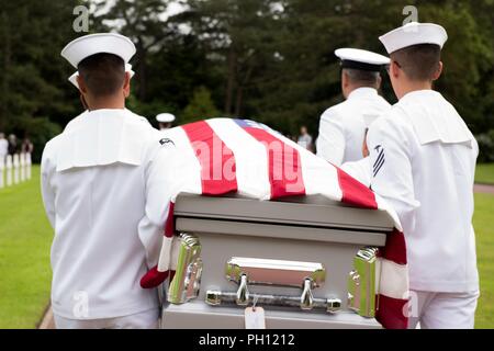 Normandie, Frankreich (19. Juni 2018) Die U.S. Naval Hospital Neapel Ehrengarde trägt die Überreste von Radioman 2. Klasse Julius "Henry" Pieper während seiner Trauerfeier Normandie an der Amerikanischen Friedhof. Henry Pieper und seinem Zwillingsbruder, Radioman 2. Klasse Ludwig "Louie" Pieper, waren beide getötet, als ihr Schiff, Landing Ship Tank (LST) 523, schlug eine vor der Küste von Frankreich am 19. Juni 1944. Louie's Überreste wurden sofort gefunden, aber Henry's Überreste wurden nicht bis Dezember 2017 identifiziert. Die Familie beantragt, dass Henry in der Normandie begraben neben seinem Bruder. Stockfoto