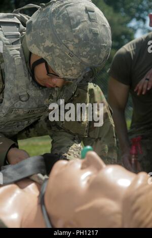 Us-Armee SGT. Ji-Lu, auf den 9. Chemische, biologische, radiologische, nukleare und Explosive (CBRNE) Unternehmen zugewiesen sind, beurteilt ein simulierter Unfall-, Fort Dix, New Jersey, 18. Juni 2018. 20. CBRNE besten Krieger Wettbewerb ist eine Abteilung level Wettbewerb, ein Soldat und ein nicht identifizieren - Offizier zu FORSCOM's Best Krieger Wettbewerb. (US-Armee, um fortzufahren Stockfoto