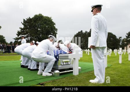 Normandie, Frankreich (19. Juni 2018) Die U.S. Naval Hospital Neapel Ehrengarde senkt die Überreste von Radioman 2. Klasse Julius Pieper auf seinem Grab während einer Trauerfeier in der Normandie amerikanischen Friedhof. Henry Pieper und seinem Zwillingsbruder, Radioman 2. Klasse Ludwig "Louie" Pieper, waren beide getötet, als ihr Schiff, Landing Ship Tank (LST) 523, schlug eine vor der Küste von Frankreich am 19. Juni 1944. Louie's Überreste wurden sofort gefunden, aber Henry's Überreste wurden nicht bis Dezember 2017 identifiziert. Die Familie beantragt, dass Henry in der Normandie begraben neben seinem Bruder. Stockfoto