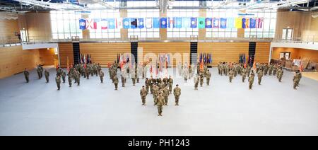 Us-Armee Oberst Neil Khatod, Kommandeur der 2d Theater Signal Brigade, steht vor der Feuerwehr Bildung vor seiner Annahme des Befehls Zeremonie am 26. Juni 2018 in Wiesbaden, Deutschland. Stockfoto