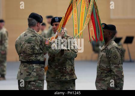 Us-Armee Generalmajor John Baker, kommandierender General der US-Armee Netzwerk Enterprise Technology Befehl, übergibt die 2d Theater Signal Brigade Farben auf eingehende Kommandant Oberst Neil Khatod während der Annahme des Befehls Zeremonie am 26. Juni 2018 in Wiesbaden, Deutschland. Stockfoto