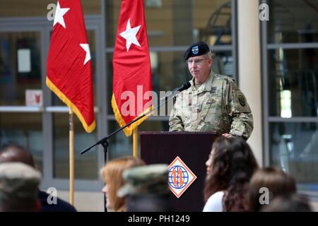 Us-Armee Generalmajor John Baker, kommandierender General der US-Armee Netzwerk Enterprise Technology Befehl, gibt Erläuterungen während der 2D-Theater Signal Brigade Annahme des Befehls Zeremonie für Col. Neil Khatod, 26. Juni 2018 in Wiesbaden, Deutschland. Stockfoto