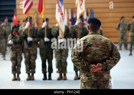 Us-Armee Oberst Neil Khatod, Kommandeur der 2d Theater Signal Brigade, steht vor der Feuerwehr Bildung und wartet, während seine Annahme des Befehls Zeremonie am 26. Juni 2018 in Wiesbaden in Deutschland zu geben. Stockfoto