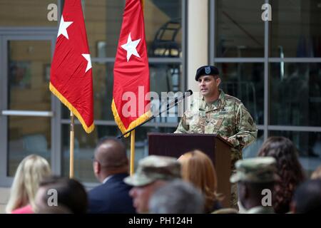 Us-Armee Oberst Neil Khatod, Kommandeur der 2d Theater Signal Brigade, gibt Erläuterungen während seiner Annahme des Befehls Zeremonie am 26. Juni 2018 in Wiesbaden, Deutschland. Stockfoto