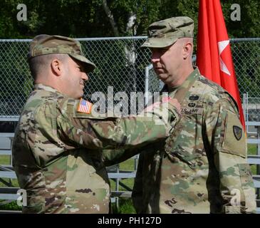 Generalmajor Steven A. Shapiro, Kommandierender General, 21 Theater Sustainment Command, präsentiert die Legion des Verdienstes zu oberst Douglas S. Lowrey, ausgehende Commander, 409 Vertragsparteien Unterstützung Brigade, die vor der Änderung der Befehl Zeremonie, 22. Juni 2018 in Kaiserslautern, Deutschland Stockfoto