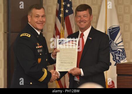 Generalleutnant James H. Dickinson, Kommandierender General, U.S. Army Raum und Missile Defense Command/Armee Strategic Command, akzeptiert ein Streitkräfte Festwoche Proklamation durch die Staats- und Regierungschefs über von der Tennessee Valley unterzeichnet von pensionierten Generalmajor Lynn Collyar, Vorsitzender des Huntsville Madison County Handelskammer militärische Angelegenheiten. Die Verkündigung der feierlichen Unterzeichnung am Madison Madison County Handelskammer 25. Juni offiziell den Startschuss für Streitkräfte Festwoche Festlichkeiten. Stockfoto