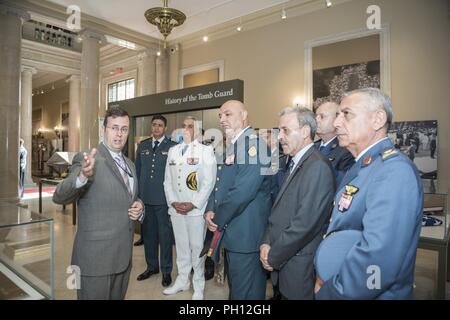 Gen. Joseph K. Aoun (Mitte), Commander, die libanesischen Streitkräfte und der libanesischen Delegation erhalten eine History Tour von Tim Frank (links), Historiker, Arlington National Cemetery; im Memorial Amphitheater Anzeige Zimmer auf dem Arlington National Cemetery, Arlington, Virginia, 26. Juni 2018. Aoun nahmen an einem bewaffneten Kräfte die volle ehrt Wreath-Laying Zeremonie am Grab des Unbekannten Soldaten als Teil von seinem Besuch auf dem Friedhof. Stockfoto