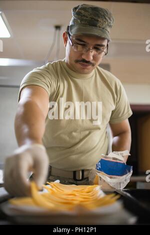 Staff Sgt. Thoas Criger, ein Dienstleistungen Facharbeiter aus 136 der Texas Air National Guard Force Support Squadron, legt Scheiben Käse mit Mittagessen servieren Juni 20, 2018, in einem der vier im Gesundheitswesen Kliniken im östlichen Kentucky. Mitglieder der Air National Guard und der US-Navy Reserve führen den Betrieb Bobcat, das militärische Gesundheitswesen Truppen mit kritischen Ausbildung in Logistik und Außendienst und gleichzeitig dauerhafte Vorteile zur zivilen Gemeinschaft. Die Kliniken bieten kostenlose medizinische Siebungen; zahnmedizinische Reinigungen, Füllungen und Extraktionen; Vision Prüfungen und no-cost eyegla Stockfoto