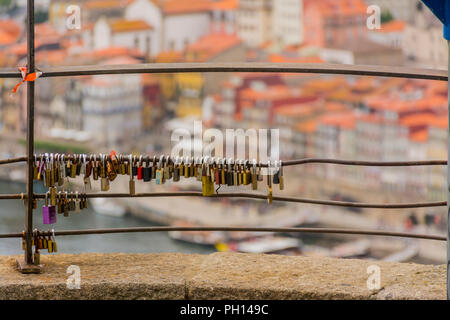 Vorhängeschlösser am Geländer. Aussichtspunkt von Morro do Pilar, Pilar Hügel auf Portugiesisch, mit der Altstadt und dem Douro Fluss aus dem Fokus, Porto, Portugal Stockfoto