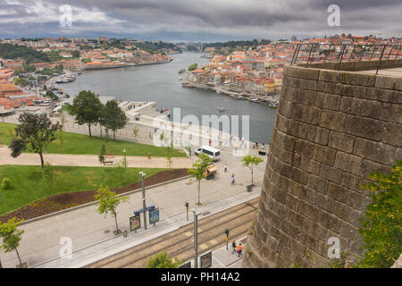 Aussichtspunkt auf dem Berg Pilar. Morro do Pilar auf Portugiesisch. Ein bekannter Garten mit Blick auf den Fluss Douro und die Altstadt von Porto, Portugal Stockfoto