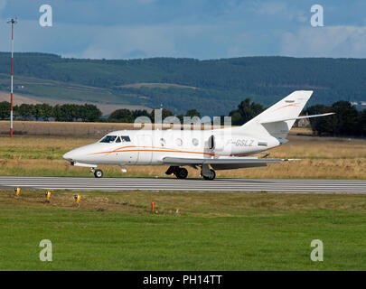 Eine neue Ankunft in Inverness Dalcross Flughafen in den schottischen Highlands ist dieses Französische gebaut Dassault Falcon 100. Stockfoto