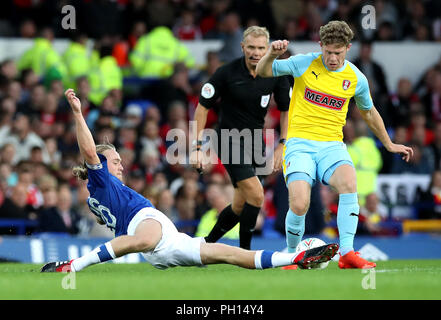 Everton ist Tom Davies (links) und Rotherham United Matt Palmer (rechts) Kampf um den Ball während der carabao Cup, zweite runde Spiel im Goodison Park, Liverpool. Stockfoto