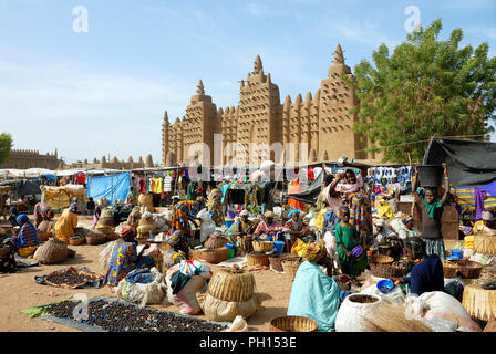 Wochenmarkt Tag, Montag an Djenné, gegenüber dem Grand Mosquée (Große Moschee), einem UNESCO-Weltkulturerbe. Mali, Westafrika Stockfoto