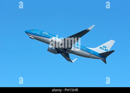 Ein KLM Boeing 737-K2 auf seinen täglichen Dienst zwischen Inverness Schottland und Amsterdam in Holland. Stockfoto