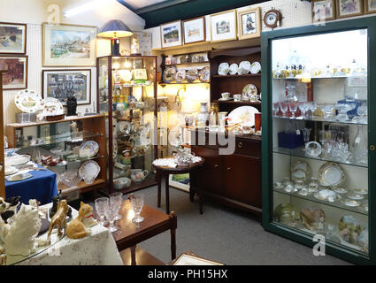 Elemente der antike Keramik und bric-à-brac auf dem Display ein englischer Antiquitäten center Stockfoto