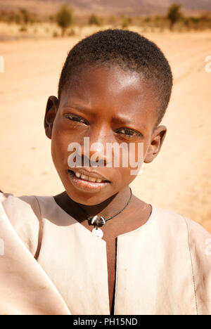 Porträt einer Fulani (peul) Jungen in der Nähe von Douentza. Mali, Westafrika Stockfoto