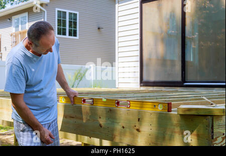 Nahaufnahme von außen Timber decking Gebäude mit Hinterhof deck mit Composite deck Boards Stockfoto