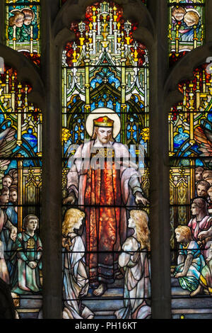 Vom Fenster aus buntem Glas Detail in St Andrew's Church, Kimbolton; die einzige Tiffany Fenster in einer Pfarrkirche in Großbritannien Stockfoto