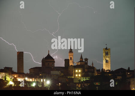 Blitz, die auf die Altstadt von Bergamo Stockfoto