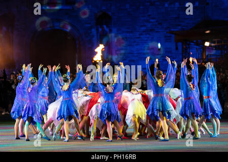 Die 2018 Royal Edinburgh International Military Tattoo auf der Esplanade des Edinburgh Castle. Tattoo Dance Company Stockfoto