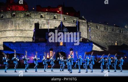 Die 2018 Royal Edinburgh International Military Tattoo auf der Esplanade des Edinburgh Castle. die United States Air Force Ehrengarde Drill Team Stockfoto