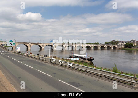 Stadt Saumur, Frankreich. Malerische Ansicht des Saumur Cessart Brücke auf der D947. Stockfoto