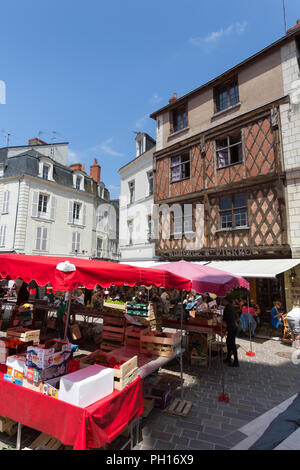 Stadt Saumur, Frankreich. Malerische Aussicht auf den Tag in Saumur's Place Saint-Pierre. Stockfoto