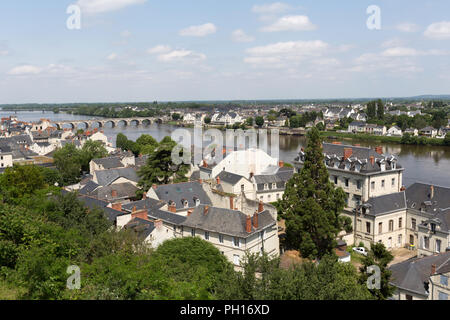 Stadt Saumur, Frankreich. Malerische Rooftop View von Saumur, Loire und Cessart Bridge im Hintergrund. Stockfoto