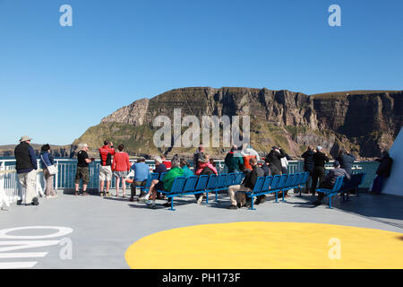 Die Northlink Fähre MV Hamnavoe vorbei an den Klippen von St John's Kopf auf Hoy, Orkney, Schottland Stockfoto