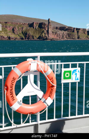 Die Northlink Fähre MV Hamnavoe vorbei an den alten Mann von Hoy an der Westküste von Hoy, Orkney, Schottland Stockfoto