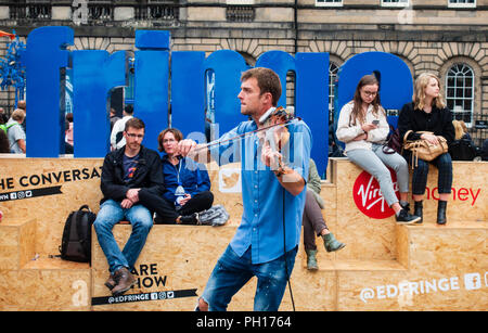 Straßenmusiker auf der Royal Mile in Edinburgh während des Fringe Festivals 2018, Schottland, Großbritannien Stockfoto