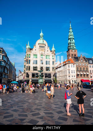 Touristen an der Stork Brunnen, Amagertorv Square, Kopenhagen, Seeland, Dänemark, Europa. Stockfoto