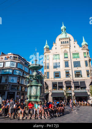 Touristen an der Stork Brunnen, Amagertorv Square, Kopenhagen, Seeland, Dänemark, Europa. Stockfoto