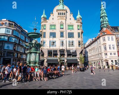 Touristen an der Stork Brunnen, Amagertorv Square, Kopenhagen, Seeland, Dänemark, Europa. Stockfoto