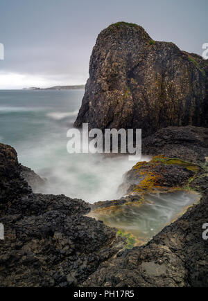 Eine Ansicht von Portbradden in Richtung der Insel Rathlin als lange Belichtung durchgeführt. Stockfoto