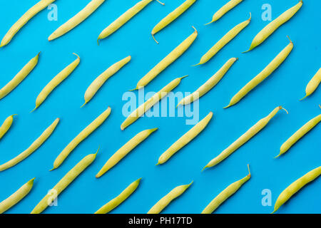 Kreative Gestaltung aus gelben Beens auf blauem Hintergrund. Flach. Essen Konzept. Stockfoto
