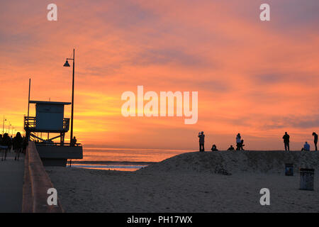 Beobachten Sie den Sonnenuntergang von der Santa Monica Pier im Süden von Kalifornien, USA. Stockfoto