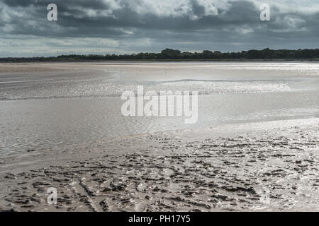 Spaziergang am Fluss entlang des Flusses Wyre an Skippool Creek an einem sonnigen Morgen im August, als die Flut kam. Beliebt bei, Boote, viele Stege Stockfoto