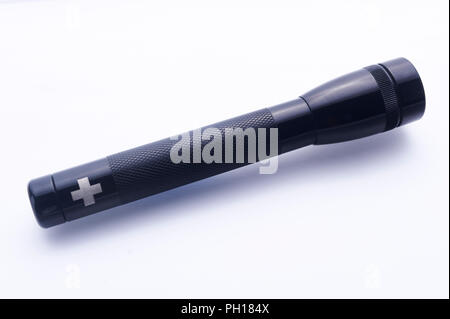 Eine kleine schwarze Hand- elektrisches Licht (nicht neu), auf weißem Hintergrund Stockfoto