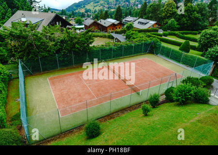 Tennisplatz Luftaufnahme, kleinen Dorf in Schweizer Stockfoto