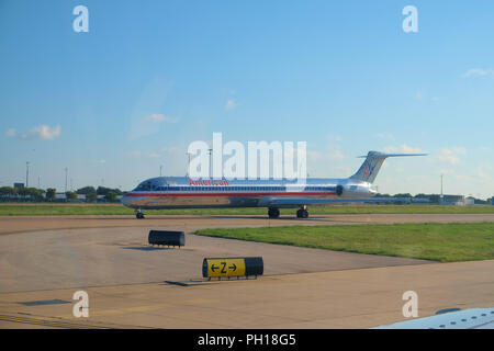 American Airlines (N 96818) McDonnell Douglas MD-83 auf der Landebahn die Vorbereitung für den Start in Dallas/Fort Worth International Airport. Stockfoto